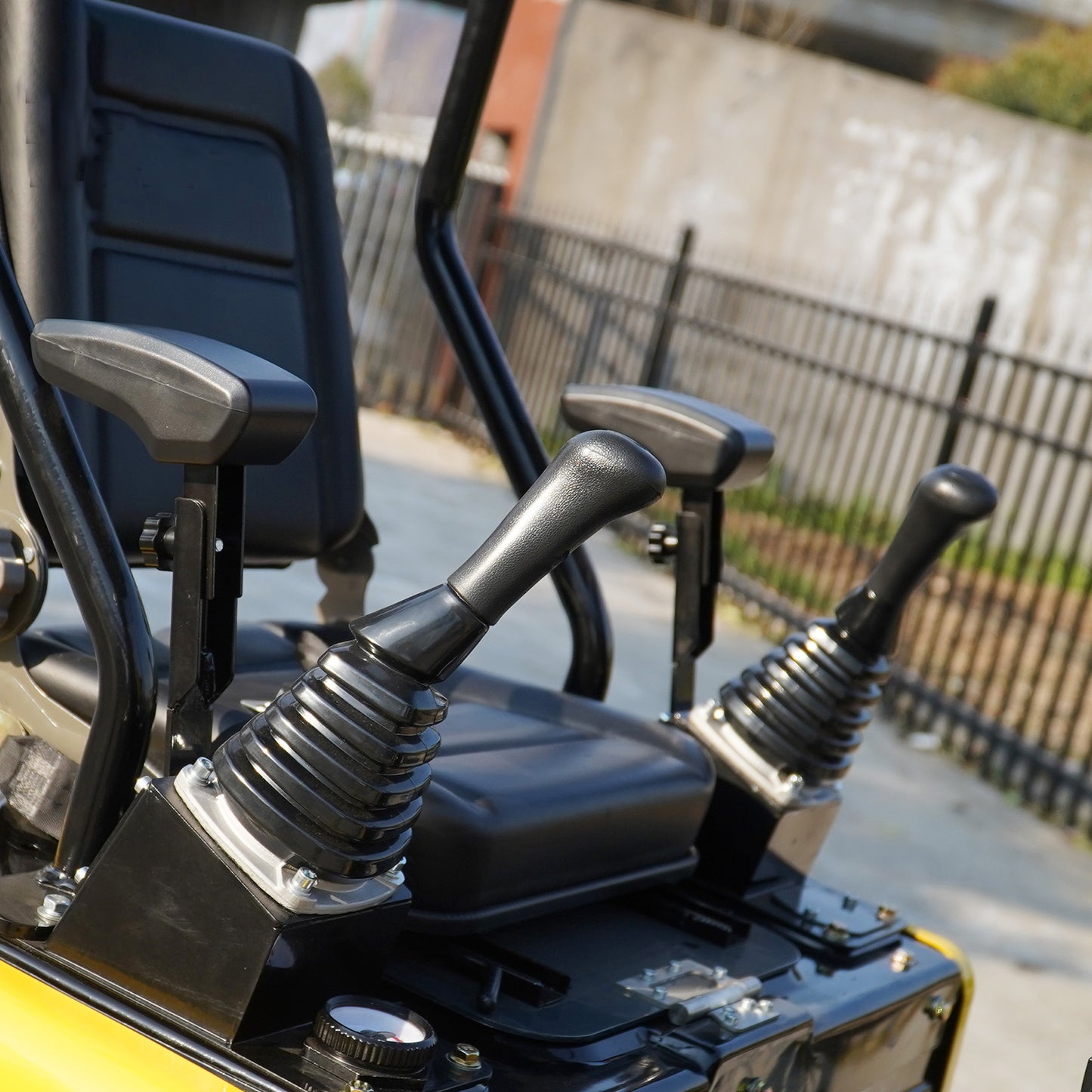 Free shipping, 2000-pound mini excavator with Kubota engine